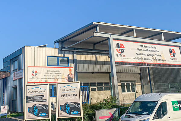 Front Außenseite Schilder Werbung Fachhändler Shop einkaufen Baumarkt Befestigungen